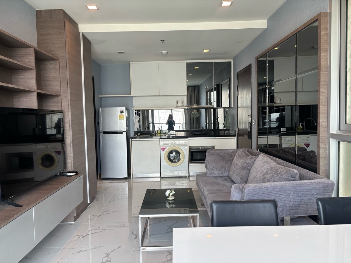 ให้เช่าคอนโดอ่อนนุช อุดมสุข : ✨ ให้เช่าคอนโดหรู Rare Layout ห้องมุมโค้ง วิวเมืองกรุงเทพชั้นสูง สวยมาก
📍 โครงการ Skywalk Residences
ใกล้ BTS พระโขนง เพียง 250 เมตร (เดิน 3 นาที) :25,000 THB/month 51ตรม