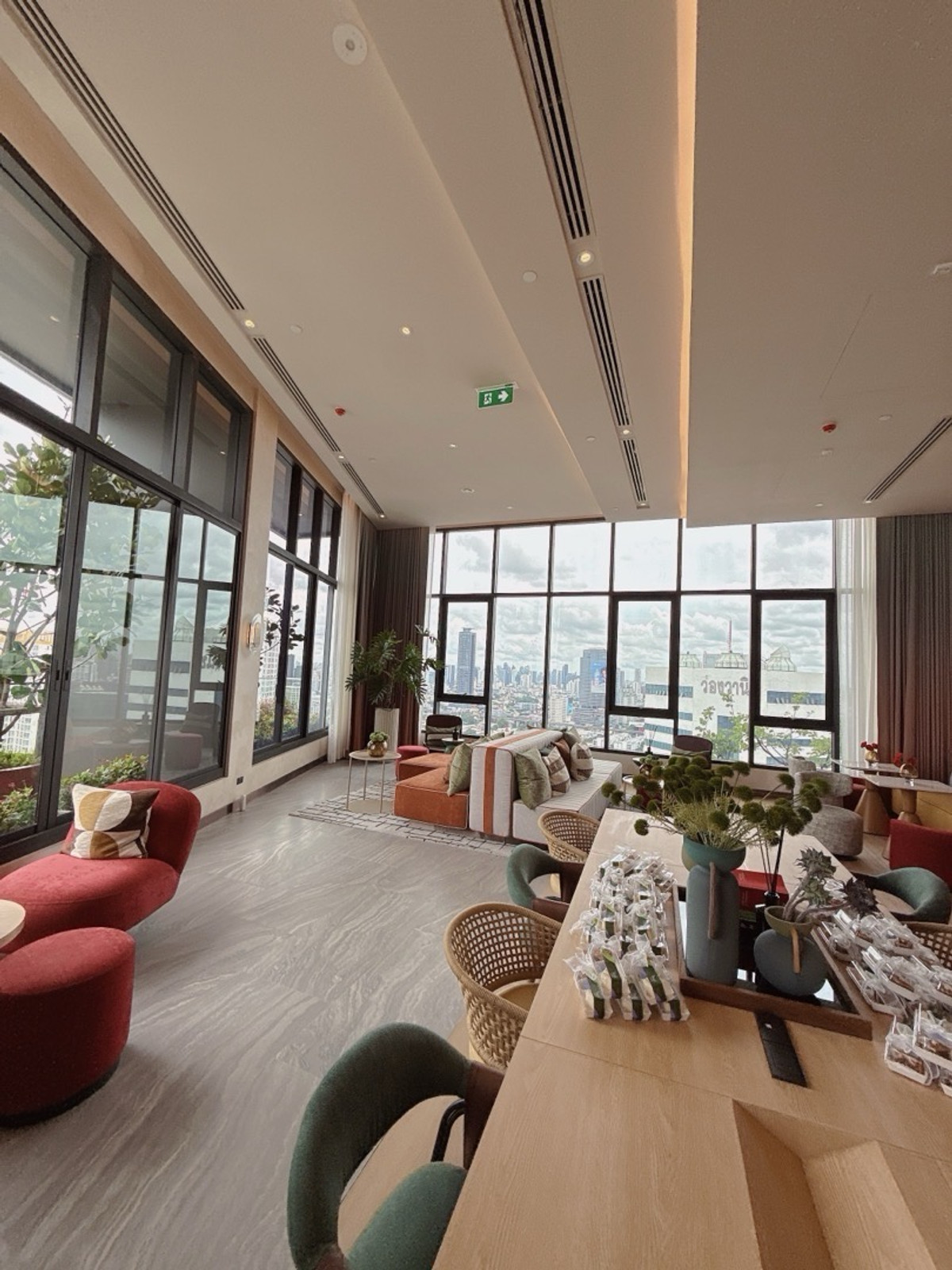 ขายคอนโดพระราม 9 เพชรบุรีตัดใหม่ RCA : 𝐓𝐇𝐄 𝐁𝐀𝐒𝐄 𝐑𝐀𝐌𝐀𝟗 ใกล้ 𝐌𝐑𝐓 พระราม𝟗 ฟรีเงินดาวน์ 𝐎 บาท ผ่อนสบายๆ 𝟖,𝟗𝟎𝟎/เดือน ฟรีทุกค่าใช่จ่าย 