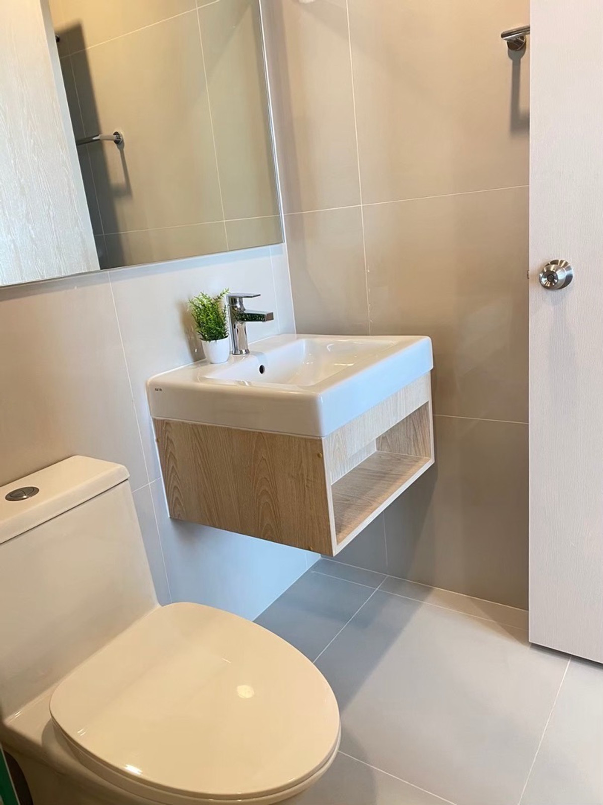 For RentCondoPattanakan, Srinakarin : Room for rent, Nue noble Srinakarin Lasalle, near the BTS, on the main road, size 26.32, floor 27.