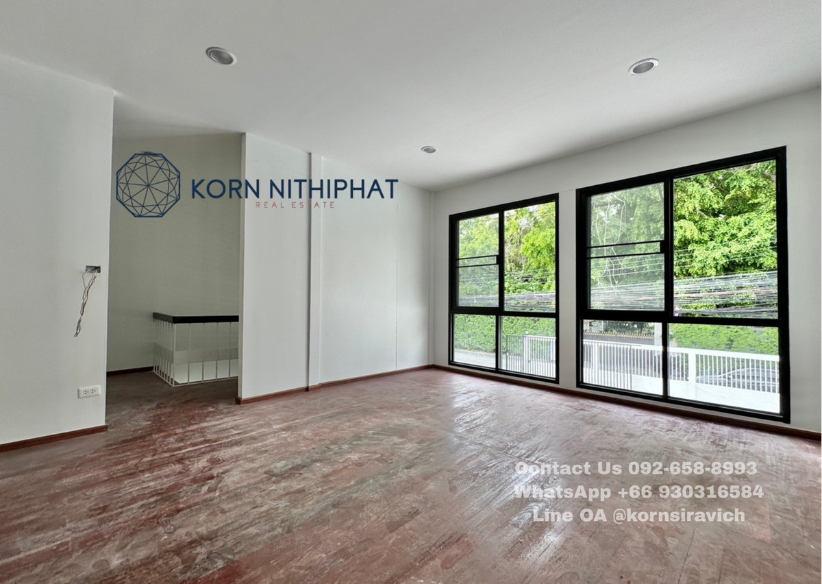 For RentRetail SpaceOnnut, Udomsuk : Single house for rent, doing business, Pridi Banomyong, Sukhumvit 71, parking for many cars.