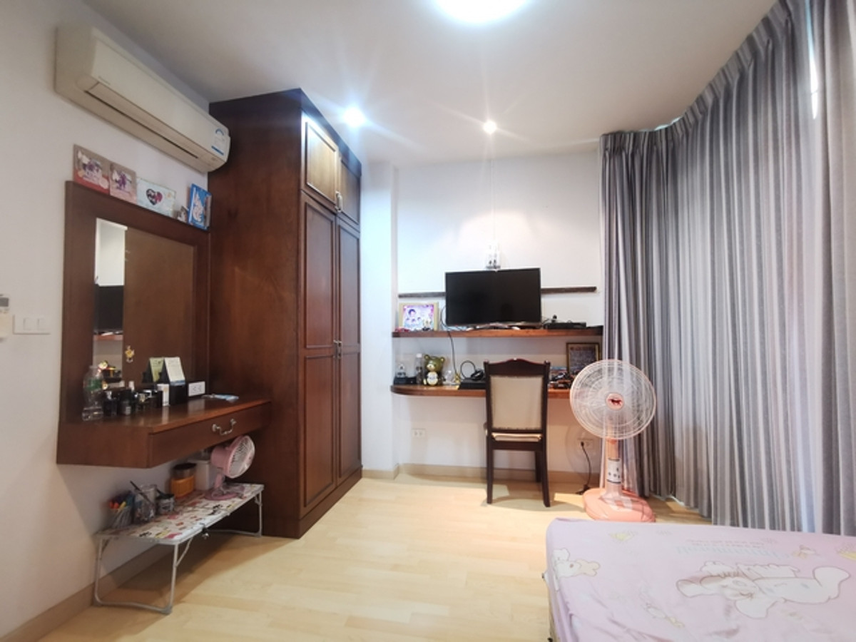 For SaleHouseLadkrabang, Suwannaphum Airport : Single house for sale, De Tawan Village, Ramkhamhaeng, ready to move in, size 62 sq m, Soi Mistine. Kheha Romklao Road, complete extension