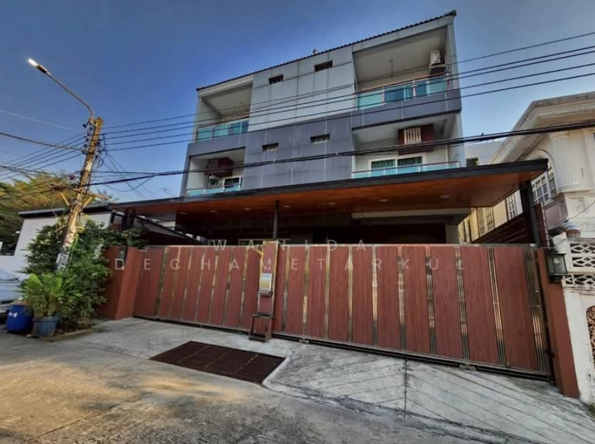 ขายบ้านพระราม 9 เพชรบุรีตัดใหม่ RCA : บ้านเดี่ยว 4 ชั้น พระราม9 ซ.43 พื้นที่ใช้สอยกว่า 704 ตรม. ใกล้ห้างเดอะไนน์ บ้านใจกลางเมือง มีระเบียงทุกห้อง ทิศเหนือ-ใต้ บ้านสวยสภาพดีมาก เหมาะอยู่อาศัย ทำโฮมออฟฟิศ คาเฟ่ เข้าออกได้หลายทาง