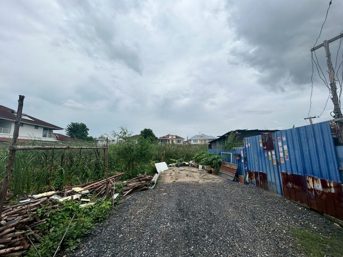 For SaleLandNawamin, Ramindra : Land for sale, Ramintra 62, next to the road on 2 sides, 2 ways to enter, suitable for building a house, office, area 2-1-88 rai, beautiful plot, cheaper price, nearby.