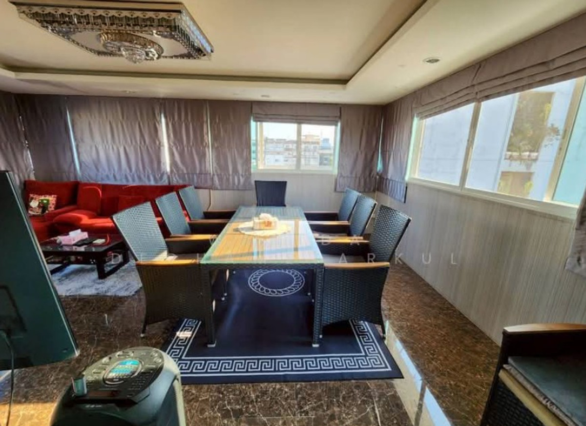 ขายบ้านพระราม 9 เพชรบุรีตัดใหม่ RCA : บ้านเดี่ยว 4 ชั้น พระราม9 ซ.43 พื้นที่ใช้สอยกว่า 704 ตรม. ใกล้ห้างเดอะไนน์ บ้านใจกลางเมือง มีระเบียงทุกห้อง ทิศเหนือ-ใต้ บ้านสวยสภาพดีมาก เหมาะอยู่อาศัย ทำโฮมออฟฟิศ คาเฟ่ เข้าออกได้หลายทาง