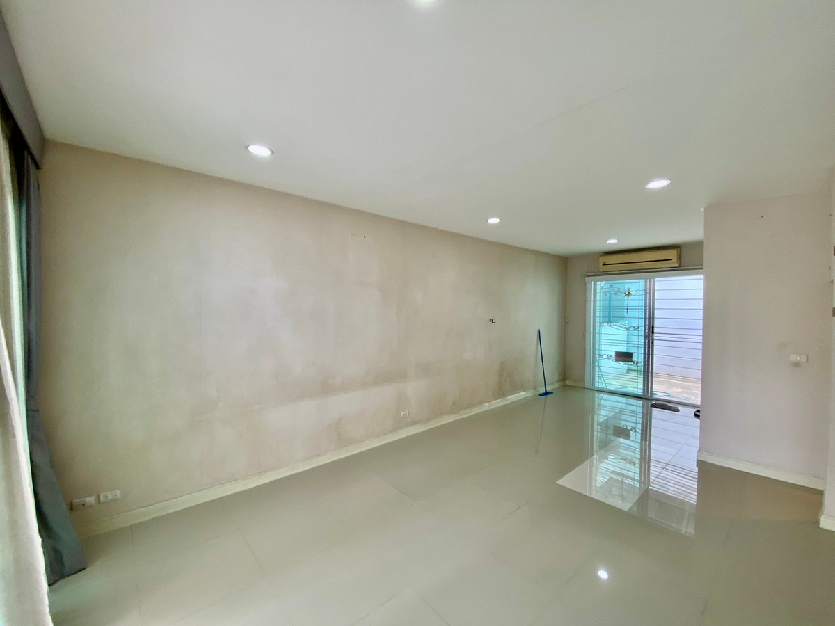 ขายทาวน์โฮมลาดพร้าว101 แฮปปี้แลนด์ : ขายทาวน์โฮม 3 ชั้น บ้านกลางเมือง ลาดพร้าว 87 | บ้านเปล่า แต่งได้ตามสไตล์ | ทำเลเมือง เดินทางสะดวก