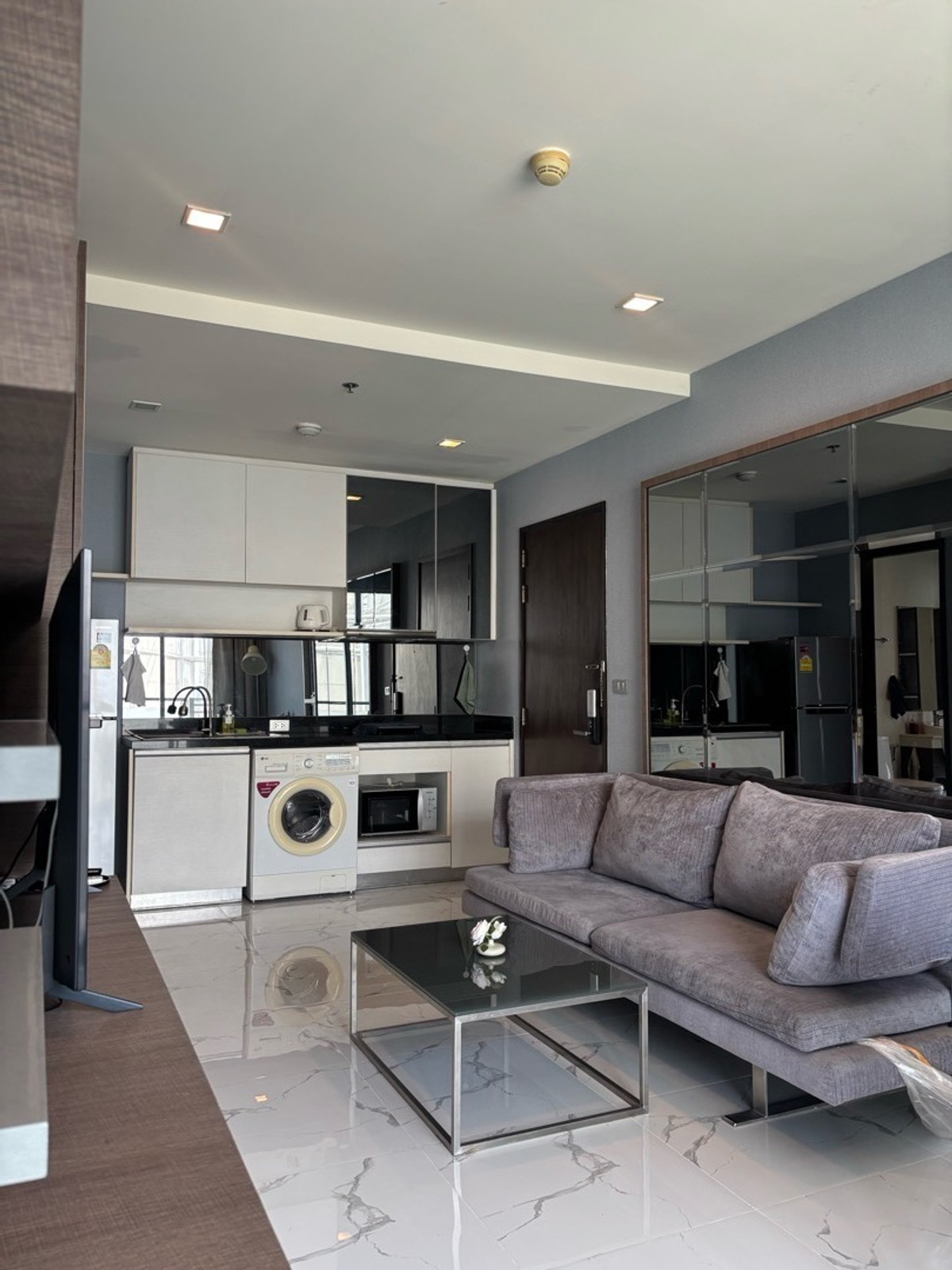 ให้เช่าคอนโดอ่อนนุช อุดมสุข : ✨ ให้เช่าคอนโดหรู Rare Layout ห้องมุมโค้ง วิวเมืองกรุงเทพชั้นสูง สวยมาก
📍 โครงการ Skywalk Residences
ใกล้ BTS พระโขนง เพียง 250 เมตร (เดิน 3 นาที) :25,000 THB/month 51ตรม