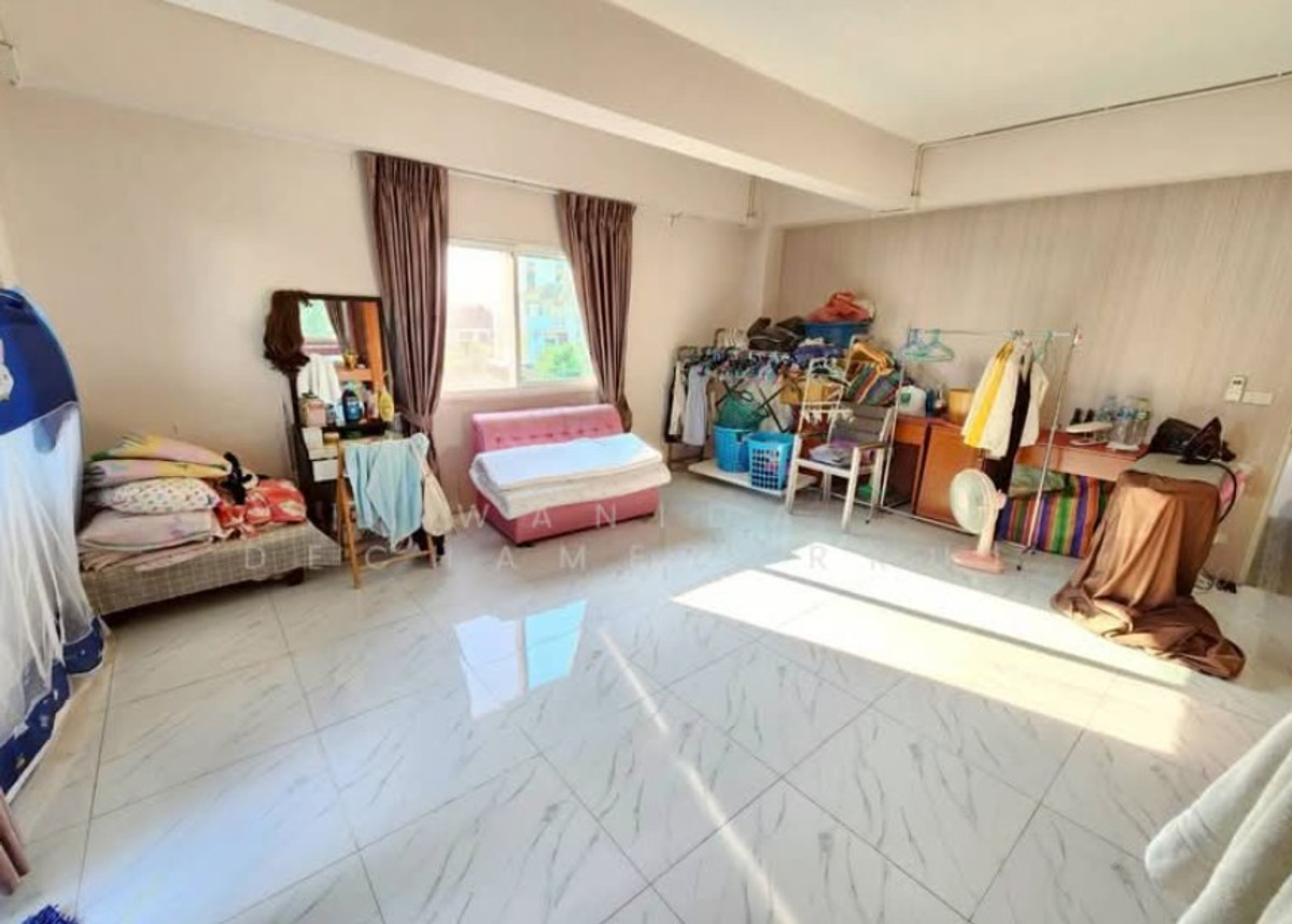 ขายบ้านพระราม 9 เพชรบุรีตัดใหม่ RCA : บ้านเดี่ยว 4 ชั้น พระราม9 ซ.43 พื้นที่ใช้สอยกว่า 704 ตรม. ใกล้ห้างเดอะไนน์ บ้านใจกลางเมือง มีระเบียงทุกห้อง ทิศเหนือ-ใต้ บ้านสวยสภาพดีมาก เหมาะอยู่อาศัย ทำโฮมออฟฟิศ คาเฟ่ เข้าออกได้หลายทาง