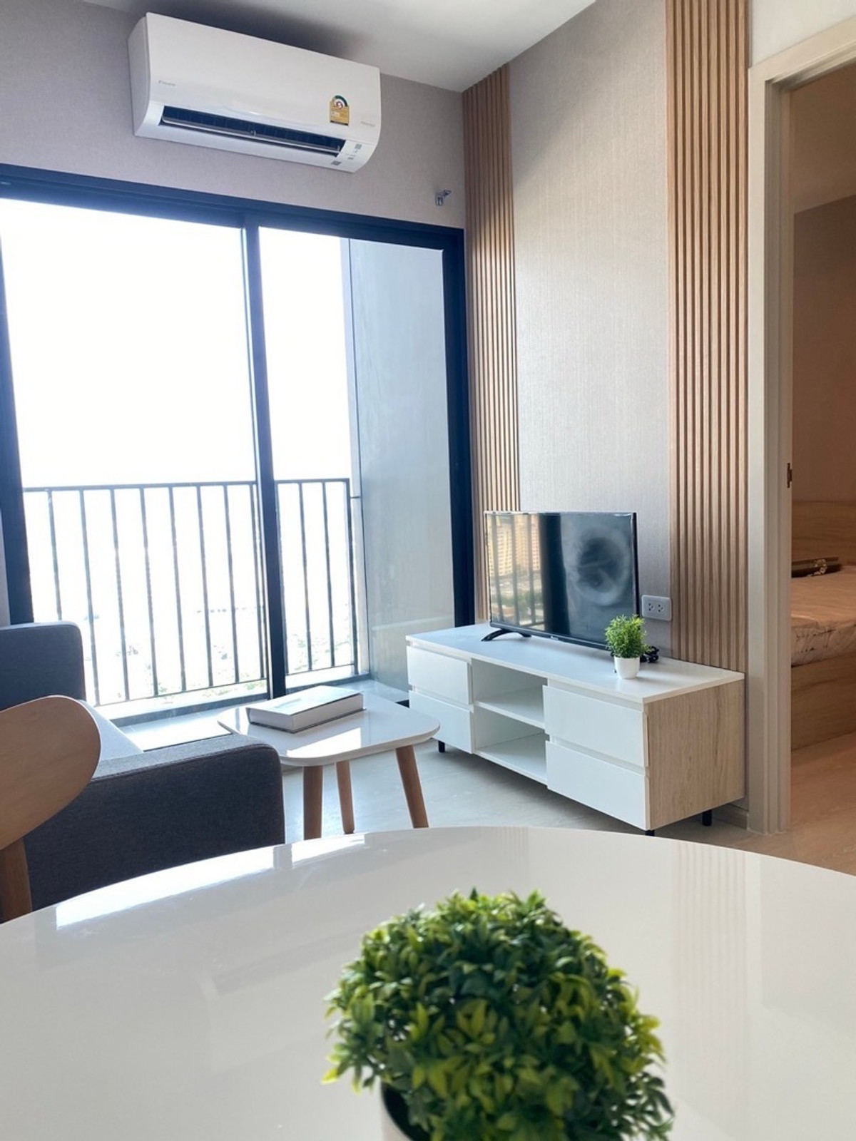 For RentCondoPattanakan, Srinakarin : Room for rent, Nue noble Srinakarin Lasalle, near the BTS, on the main road, size 26.32, floor 27.