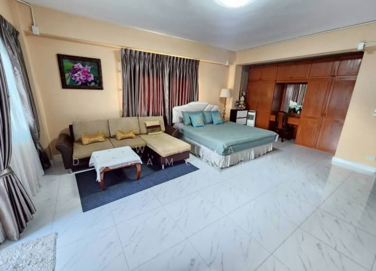 ขายบ้านพระราม 9 เพชรบุรีตัดใหม่ RCA : บ้านเดี่ยว 4 ชั้น พระราม9 ซ.43 พื้นที่ใช้สอยกว่า 704 ตรม. ใกล้ห้างเดอะไนน์ บ้านใจกลางเมือง มีระเบียงทุกห้อง ทิศเหนือ-ใต้ บ้านสวยสภาพดีมาก เหมาะอยู่อาศัย ทำโฮมออฟฟิศ คาเฟ่ เข้าออกได้หลายทาง