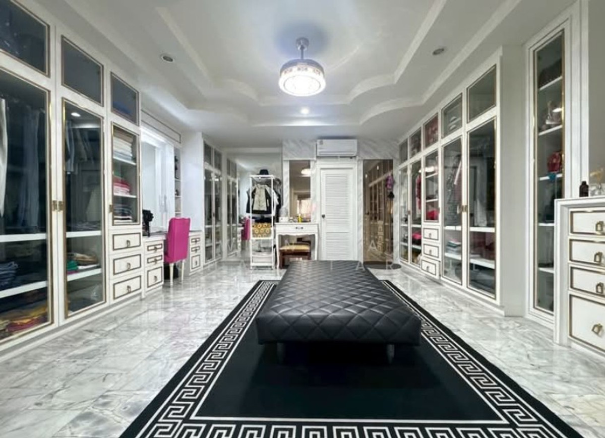 ขายบ้านพระราม 9 เพชรบุรีตัดใหม่ RCA : บ้านเดี่ยว 4 ชั้น พระราม9 ซ.43 พื้นที่ใช้สอยกว่า 704 ตรม. ใกล้ห้างเดอะไนน์ บ้านใจกลางเมือง มีระเบียงทุกห้อง ทิศเหนือ-ใต้ บ้านสวยสภาพดีมาก เหมาะอยู่อาศัย ทำโฮมออฟฟิศ คาเฟ่ เข้าออกได้หลายทาง