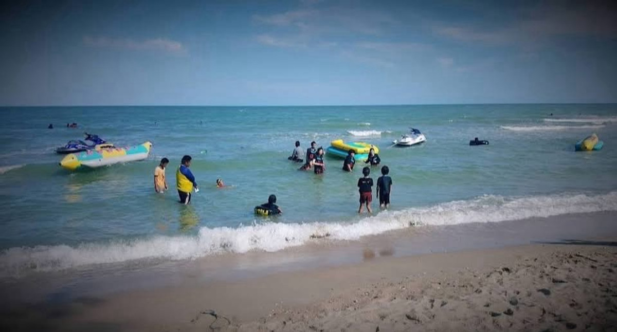 For SaleHotel&Apartment BusinessCha-am Phetchaburi : Beachfront Resort for Sale in Cha-am 40 Rooms High Occupancy Fully Renovated Ready Business