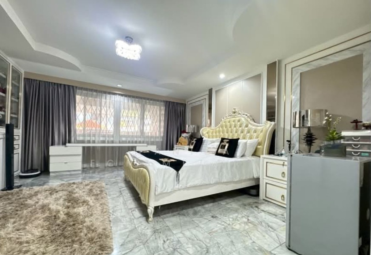 ขายบ้านพระราม 9 เพชรบุรีตัดใหม่ RCA : บ้านเดี่ยว 4 ชั้น พระราม9 ซ.43 พื้นที่ใช้สอยกว่า 704 ตรม. ใกล้ห้างเดอะไนน์ บ้านใจกลางเมือง มีระเบียงทุกห้อง ทิศเหนือ-ใต้ บ้านสวยสภาพดีมาก เหมาะอยู่อาศัย ทำโฮมออฟฟิศ คาเฟ่ เข้าออกได้หลายทาง