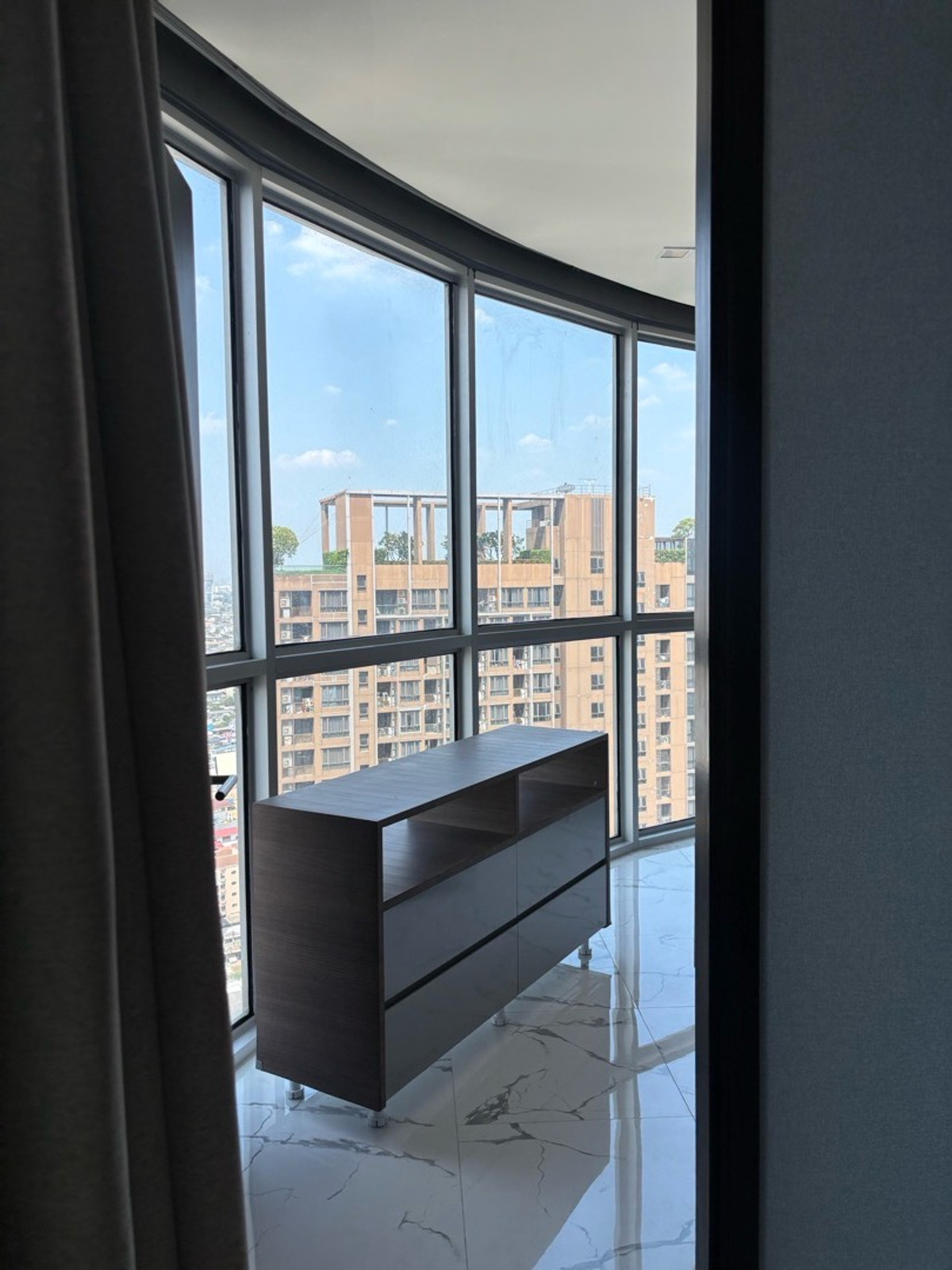 ให้เช่าคอนโดอ่อนนุช อุดมสุข : ✨ ให้เช่าคอนโดหรู Rare Layout ห้องมุมโค้ง วิวเมืองกรุงเทพชั้นสูง สวยมาก
📍 โครงการ Skywalk Residences
ใกล้ BTS พระโขนง เพียง 250 เมตร (เดิน 3 นาที) :25,000 THB/month 51ตรม