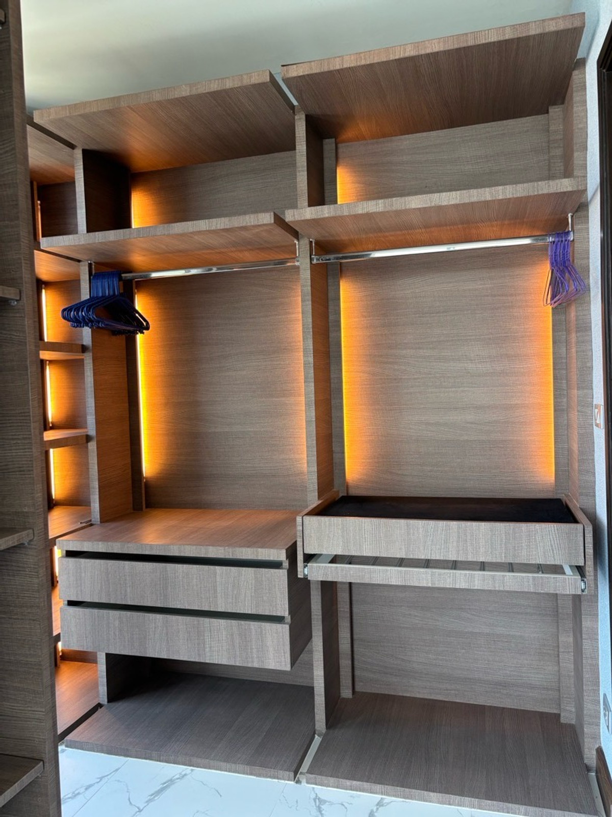 ให้เช่าคอนโดอ่อนนุช อุดมสุข : ✨ ให้เช่าคอนโดหรู Rare Layout ห้องมุมโค้ง วิวเมืองกรุงเทพชั้นสูง สวยมาก
📍 โครงการ Skywalk Residences
ใกล้ BTS พระโขนง เพียง 250 เมตร (เดิน 3 นาที) :25,000 THB/month 51ตรม