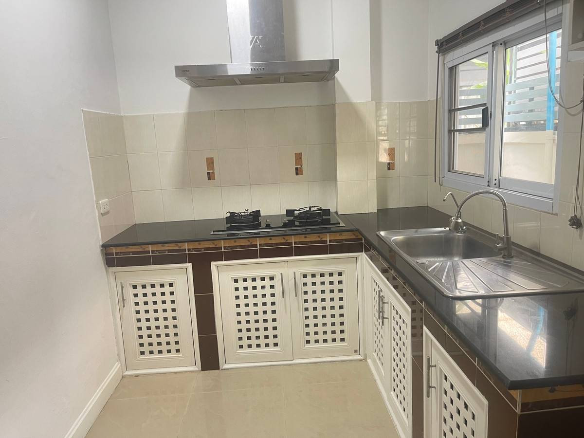 ให้เช่าบ้านพระราม 5 ราชพฤกษ์ บางกรวย : ให้เช่าบ้านเดี่ยว ดิเอมเมอรัล การ์เด้น & สปอร์ตคลับ ใกล้ สัมมากร เพลส ราชพฤกษ์ เพียง 1 นาที