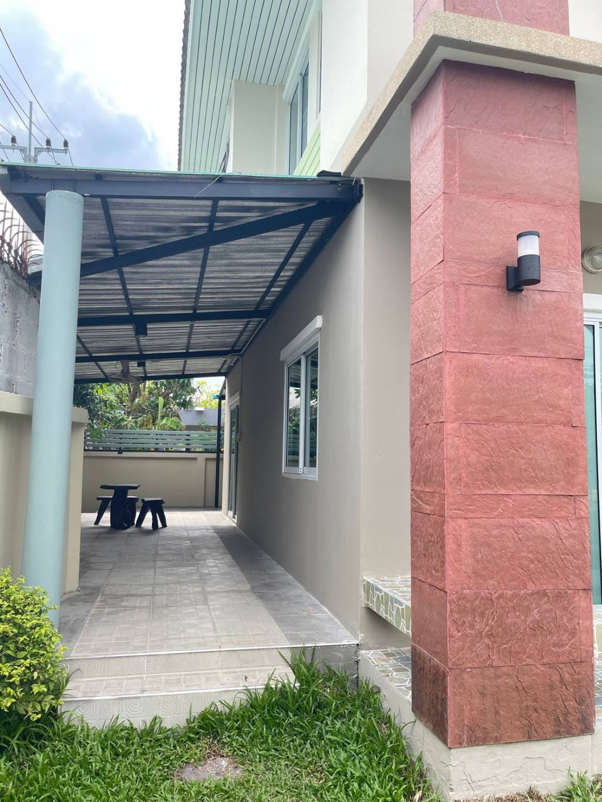 ให้เช่าบ้านพระราม 5 ราชพฤกษ์ บางกรวย : ให้เช่าบ้านเดี่ยว ดิเอมเมอรัล การ์เด้น & สปอร์ตคลับ ใกล้ สัมมากร เพลส ราชพฤกษ์ เพียง 1 นาที