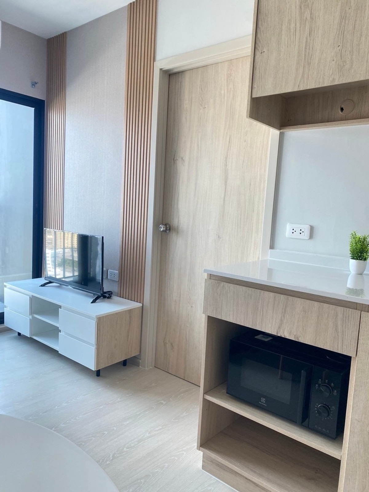 For RentCondoPattanakan, Srinakarin : Room for rent, Nue noble Srinakarin Lasalle, near the BTS, on the main road, size 26.32, floor 27.