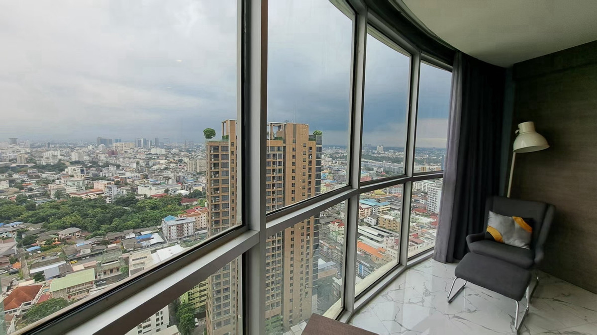 For RentCondoOnnut, Udomsuk : 🔔✨🚆Rare curved corner unit with stunning Bangkok city view – High Floor!
Special price 25,000 THB/month (Only 1 unit at this price)📍skywalk residences BTS Phrakhanong 250m (walk3mins)