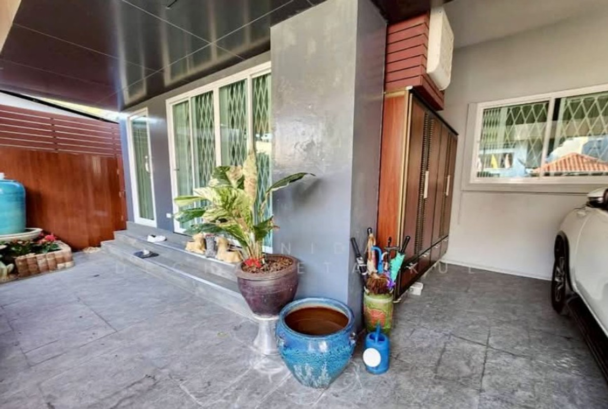 ขายบ้านพระราม 9 เพชรบุรีตัดใหม่ RCA : บ้านเดี่ยว 4 ชั้น พระราม9 ซ.43 พื้นที่ใช้สอยกว่า 704 ตรม. ใกล้ห้างเดอะไนน์ บ้านใจกลางเมือง มีระเบียงทุกห้อง ทิศเหนือ-ใต้ บ้านสวยสภาพดีมาก เหมาะอยู่อาศัย ทำโฮมออฟฟิศ คาเฟ่ เข้าออกได้หลายทาง