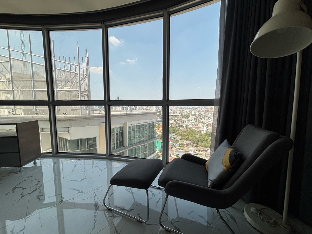 ให้เช่าคอนโดอ่อนนุช อุดมสุข : ✨ ให้เช่าคอนโดหรู Rare Layout ห้องมุมโค้ง วิวเมืองกรุงเทพชั้นสูง สวยมาก
📍 โครงการ Skywalk Residences
ใกล้ BTS พระโขนง เพียง 250 เมตร (เดิน 3 นาที) :25,000 THB/month 51ตรม