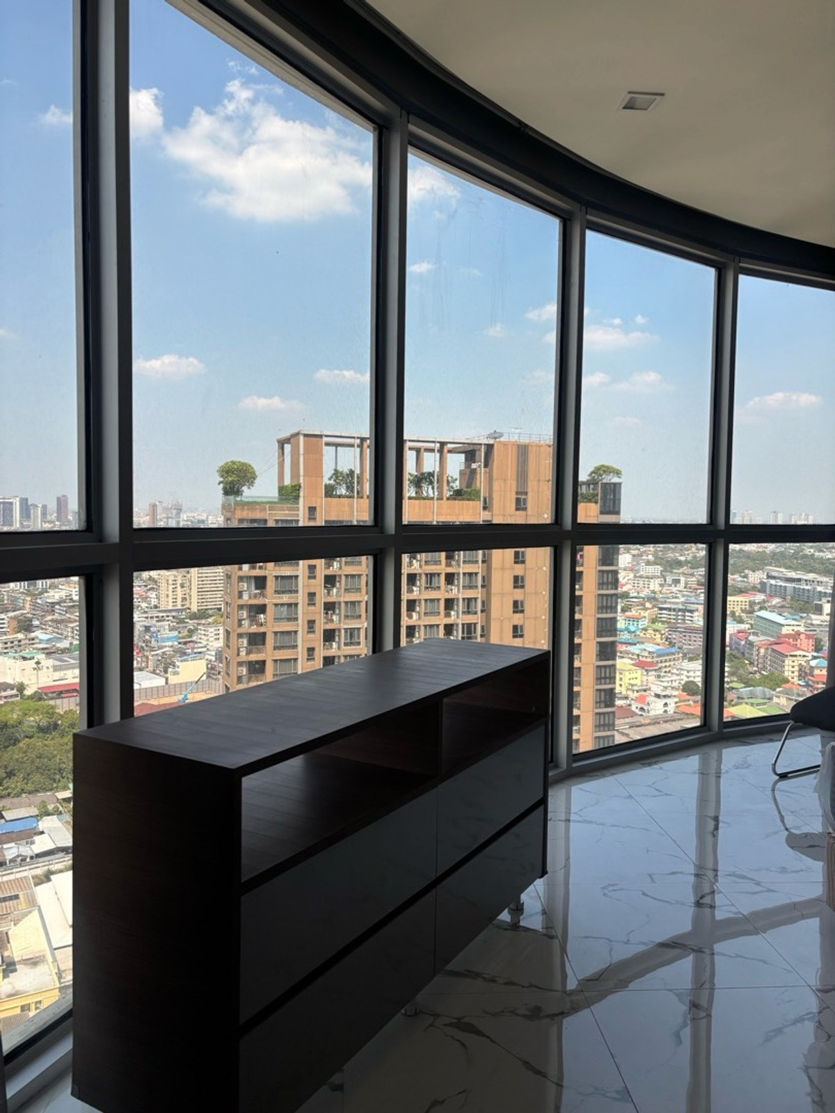 ให้เช่าคอนโดอ่อนนุช อุดมสุข : ✨ ให้เช่าคอนโดหรู Rare Layout ห้องมุมโค้ง วิวเมืองกรุงเทพชั้นสูง สวยมาก
📍 โครงการ Skywalk Residences
ใกล้ BTS พระโขนง เพียง 250 เมตร (เดิน 3 นาที) :25,000 THB/month 51ตรม