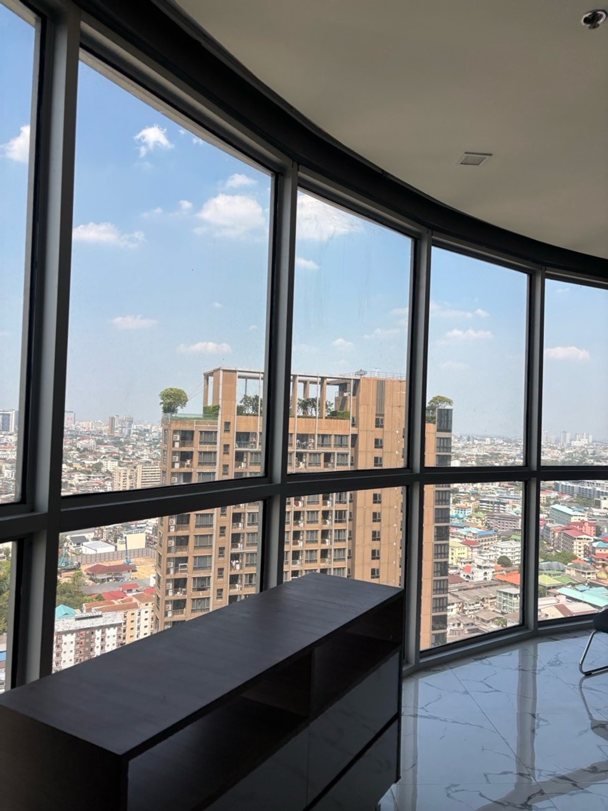 ให้เช่าคอนโดอ่อนนุช อุดมสุข : ✨ ให้เช่าคอนโดหรู Rare Layout ห้องมุมโค้ง วิวเมืองกรุงเทพชั้นสูง สวยมาก
📍 โครงการ Skywalk Residences
ใกล้ BTS พระโขนง เพียง 250 เมตร (เดิน 3 นาที) :25,000 THB/month 51ตรม