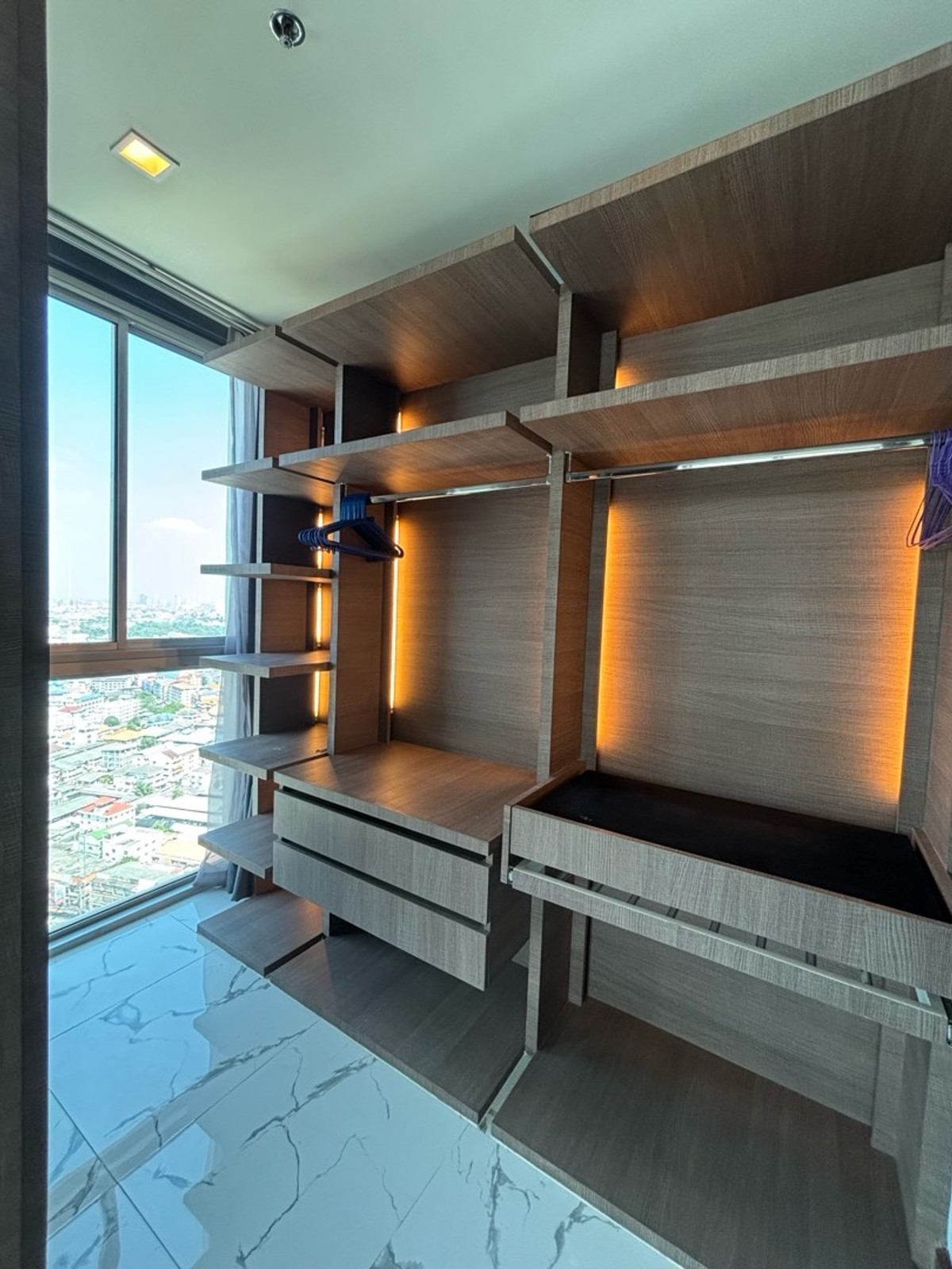 ให้เช่าคอนโดอ่อนนุช อุดมสุข : ✨ ให้เช่าคอนโดหรู Rare Layout ห้องมุมโค้ง วิวเมืองกรุงเทพชั้นสูง สวยมาก
📍 โครงการ Skywalk Residences
ใกล้ BTS พระโขนง เพียง 250 เมตร (เดิน 3 นาที) :25,000 THB/month 51ตรม