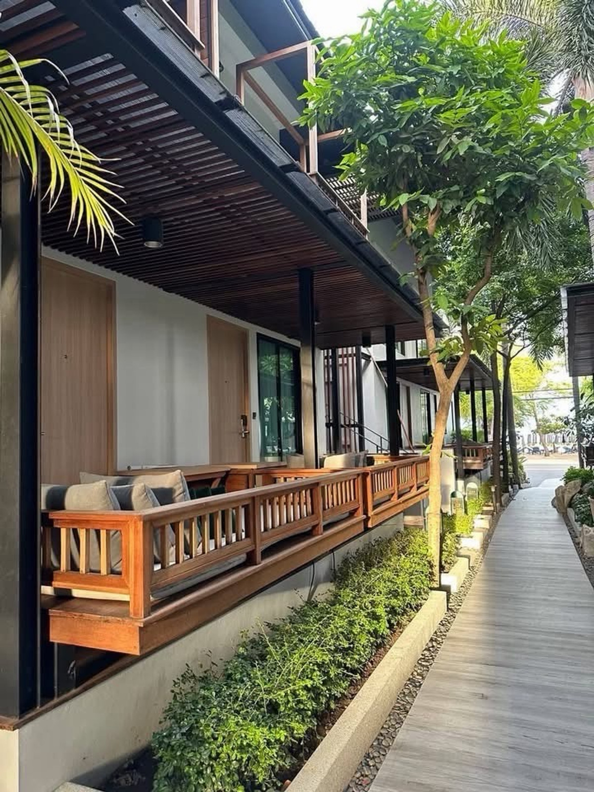 For SaleHotel&Apartment BusinessCha-am Phetchaburi : Beachfront Resort for Sale in Cha-am 40 Rooms High Occupancy Fully Renovated Ready Business