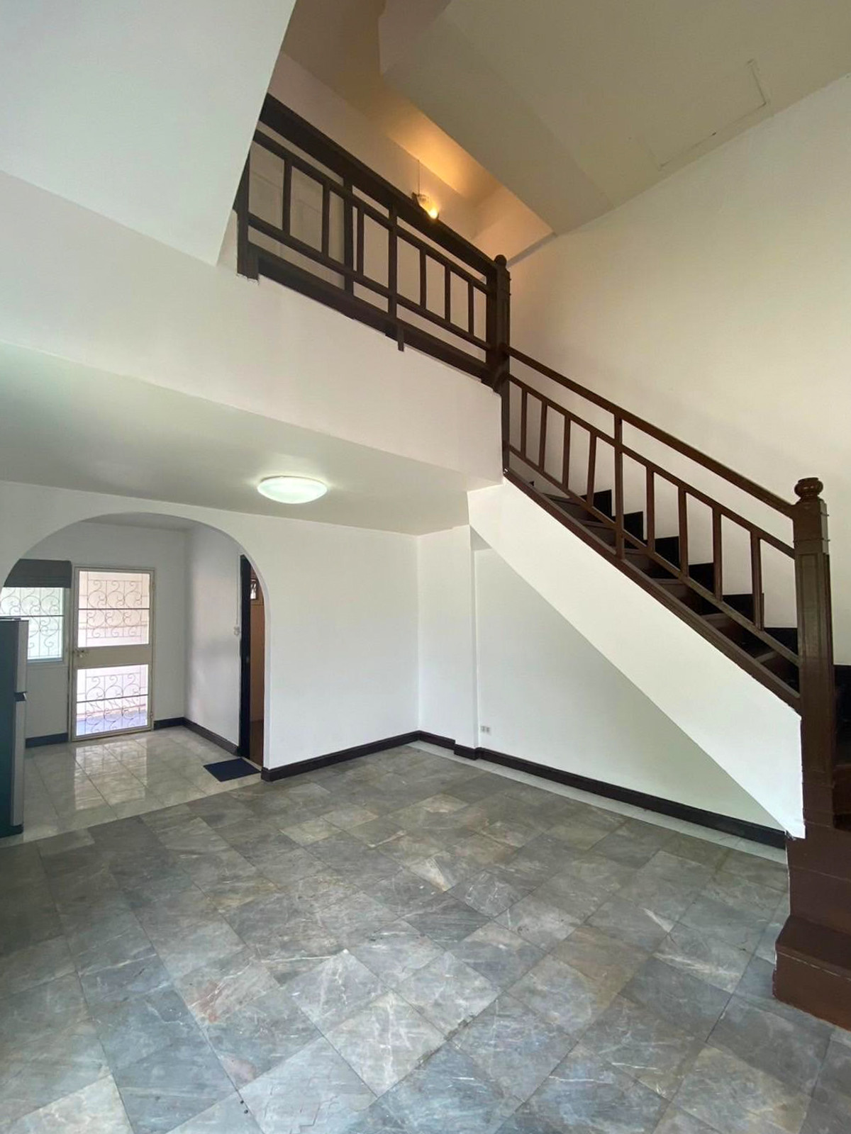 ขายทาวน์โฮมเสรีไทย-นิด้า : ทาวน์เฮ้าส์หลังริม จอดรถได้ถึง 5 คัน เหมาะทำ Home Office ใกล้แฟชั่นไอส์แลนด์ 🏢