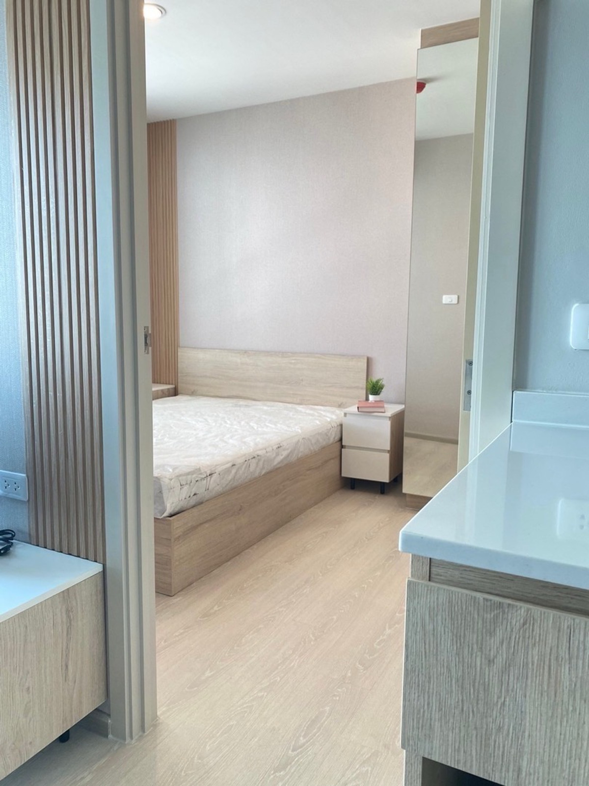 For RentCondoPattanakan, Srinakarin : Room for rent, Nue noble Srinakarin Lasalle, near the BTS, on the main road, size 26.32, floor 27.