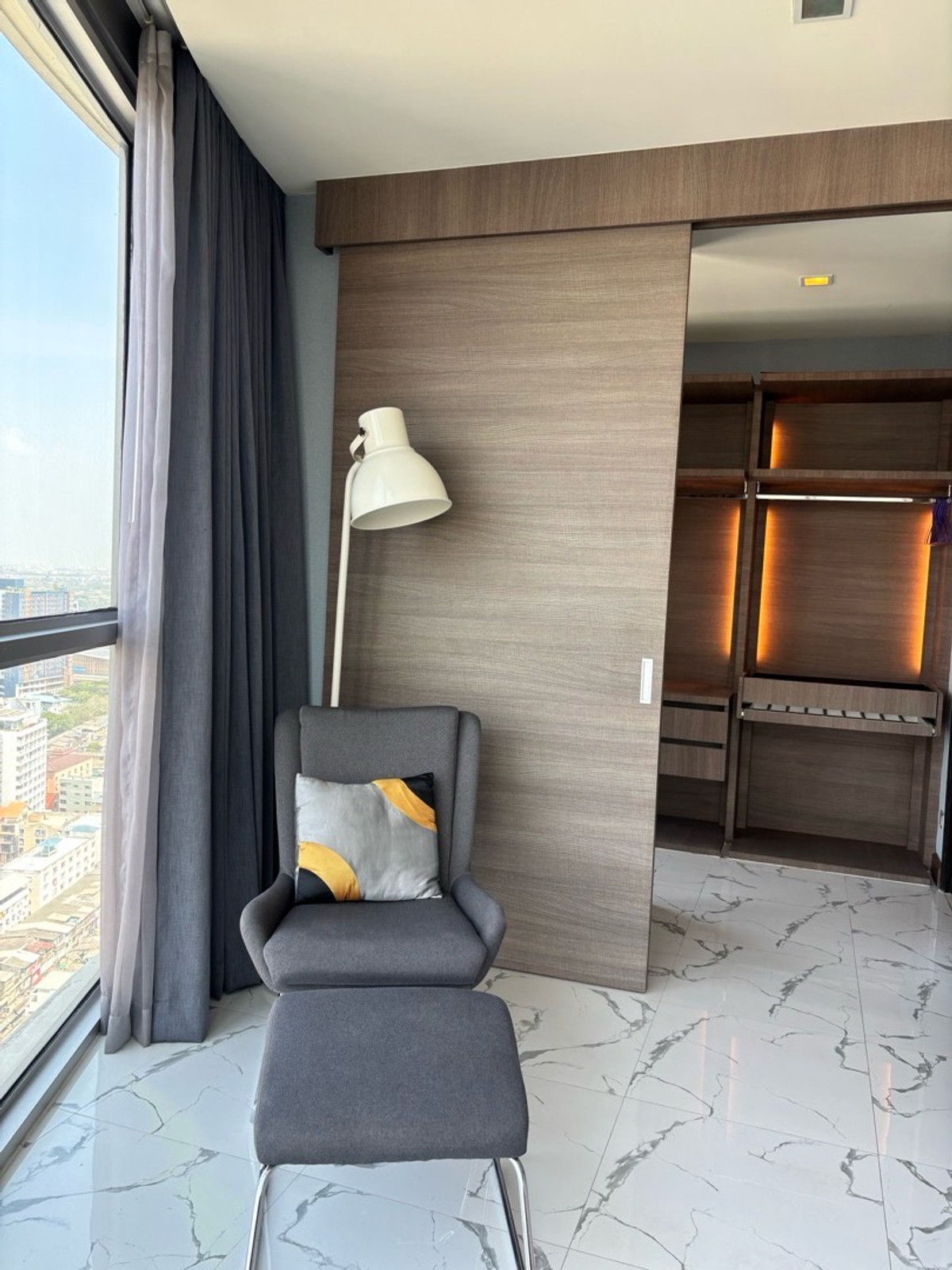 ให้เช่าคอนโดอ่อนนุช อุดมสุข : ✨ ให้เช่าคอนโดหรู Rare Layout ห้องมุมโค้ง วิวเมืองกรุงเทพชั้นสูง สวยมาก
📍 โครงการ Skywalk Residences
ใกล้ BTS พระโขนง เพียง 250 เมตร (เดิน 3 นาที) :25,000 THB/month 51ตรม