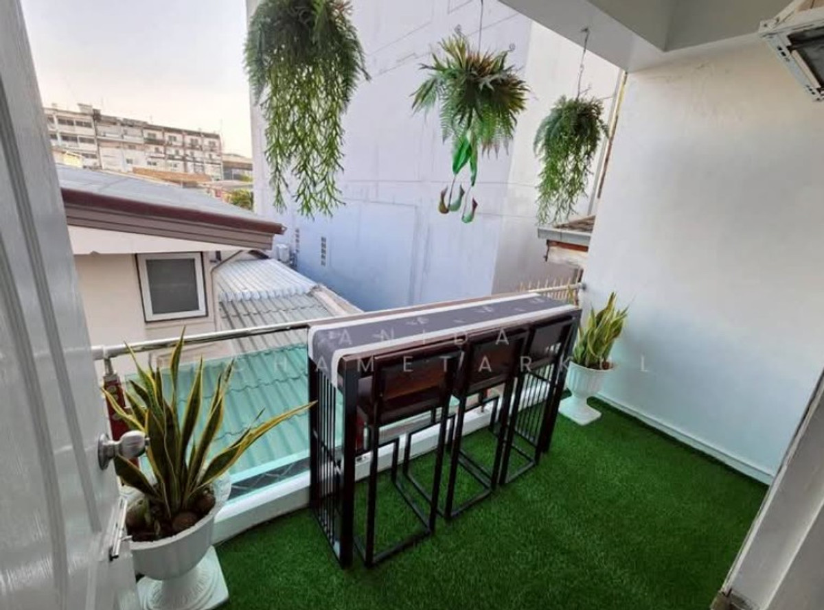 ขายบ้านพระราม 9 เพชรบุรีตัดใหม่ RCA : บ้านเดี่ยว 4 ชั้น พระราม9 ซ.43 พื้นที่ใช้สอยกว่า 704 ตรม. ใกล้ห้างเดอะไนน์ บ้านใจกลางเมือง มีระเบียงทุกห้อง ทิศเหนือ-ใต้ บ้านสวยสภาพดีมาก เหมาะอยู่อาศัย ทำโฮมออฟฟิศ คาเฟ่ เข้าออกได้หลายทาง