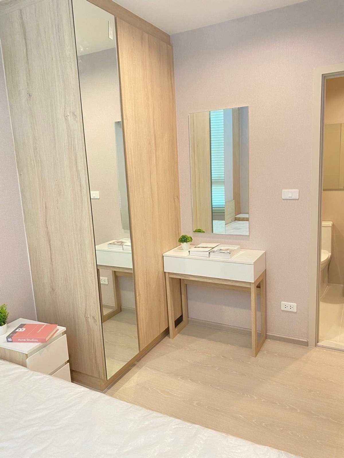 For RentCondoPattanakan, Srinakarin : Room for rent, Nue noble Srinakarin Lasalle, near the BTS, on the main road, size 26.32, floor 27.