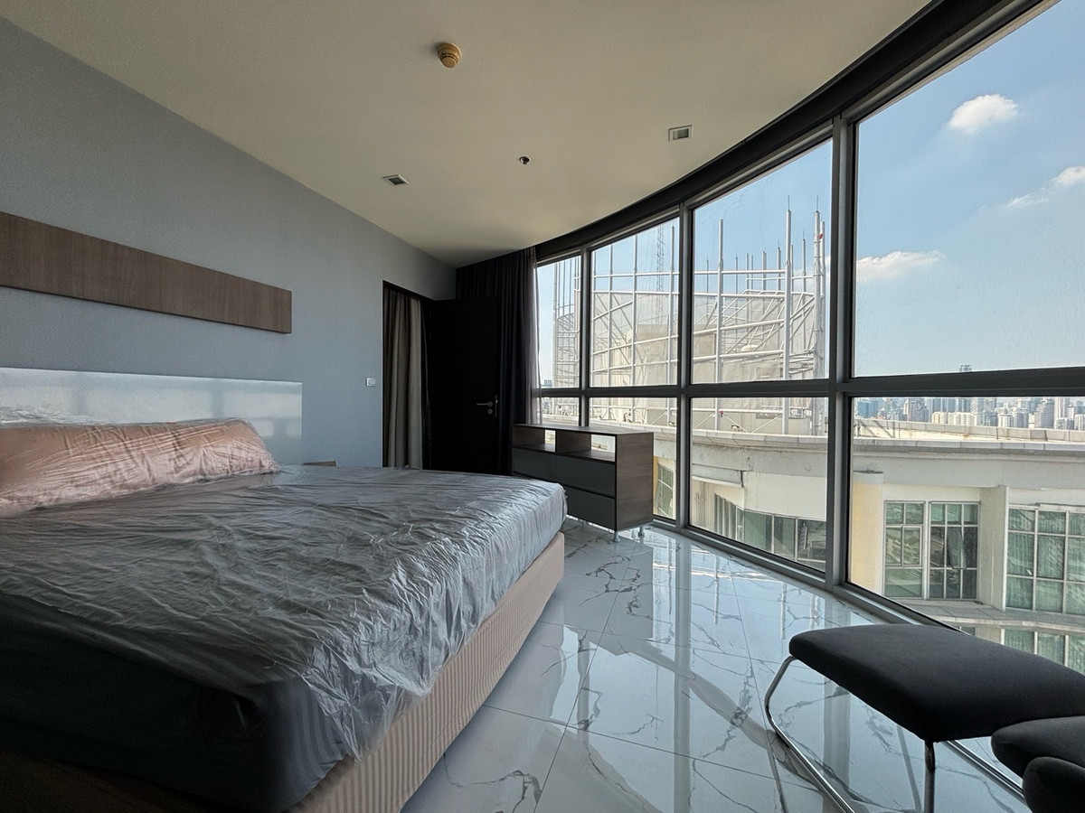 ให้เช่าคอนโดอ่อนนุช อุดมสุข : ✨ ให้เช่าคอนโดหรู Rare Layout ห้องมุมโค้ง วิวเมืองกรุงเทพชั้นสูง สวยมาก
📍 โครงการ Skywalk Residences
ใกล้ BTS พระโขนง เพียง 250 เมตร (เดิน 3 นาที) :25,000 THB/month 51ตรม