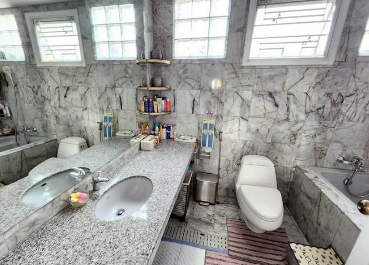 ขายบ้านพระราม 9 เพชรบุรีตัดใหม่ RCA : บ้านเดี่ยว 4 ชั้น พระราม9 ซ.43 พื้นที่ใช้สอยกว่า 704 ตรม. ใกล้ห้างเดอะไนน์ บ้านใจกลางเมือง มีระเบียงทุกห้อง ทิศเหนือ-ใต้ บ้านสวยสภาพดีมาก เหมาะอยู่อาศัย ทำโฮมออฟฟิศ คาเฟ่ เข้าออกได้หลายทาง