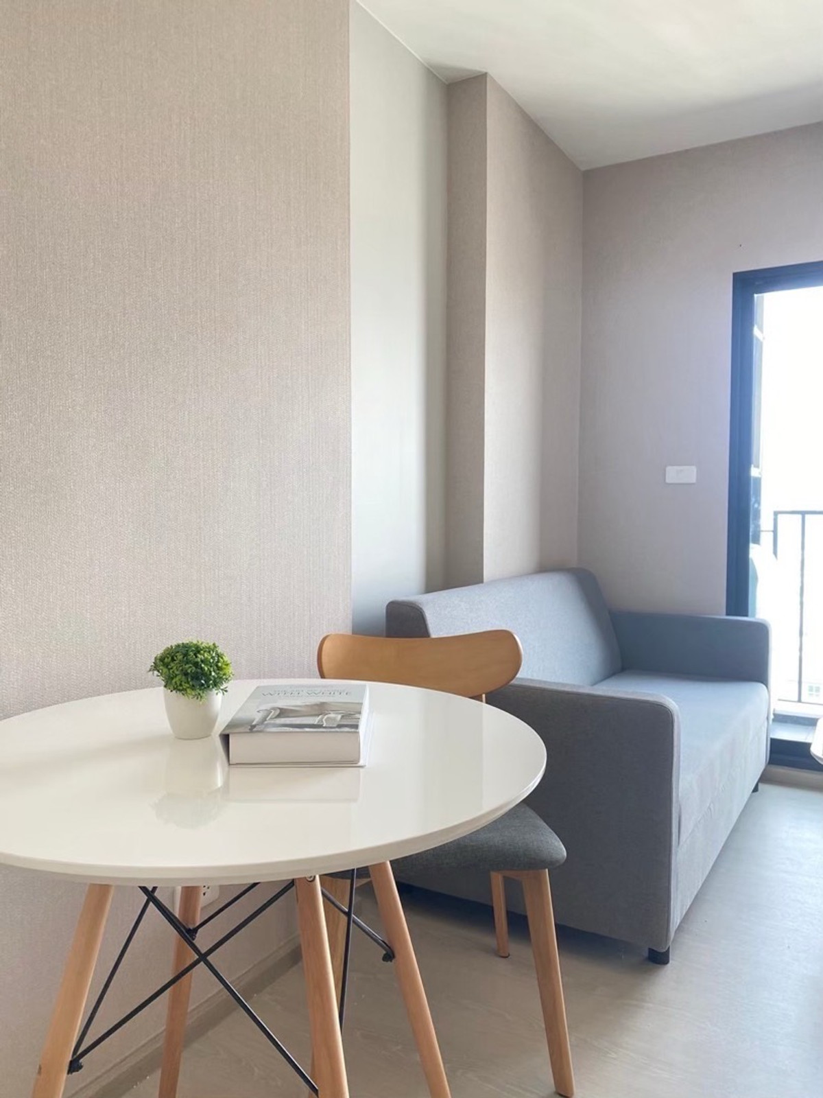 For RentCondoPattanakan, Srinakarin : Room for rent, Nue noble Srinakarin Lasalle, near the BTS, on the main road, size 26.32, floor 27.