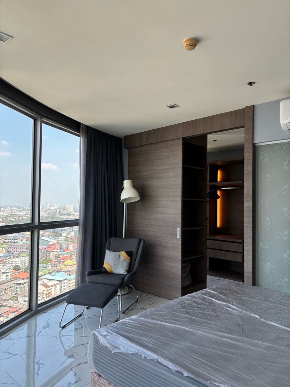 ให้เช่าคอนโดอ่อนนุช อุดมสุข : ✨ ให้เช่าคอนโดหรู Rare Layout ห้องมุมโค้ง วิวเมืองกรุงเทพชั้นสูง สวยมาก
📍 โครงการ Skywalk Residences
ใกล้ BTS พระโขนง เพียง 250 เมตร (เดิน 3 นาที) :25,000 THB/month 51ตรม