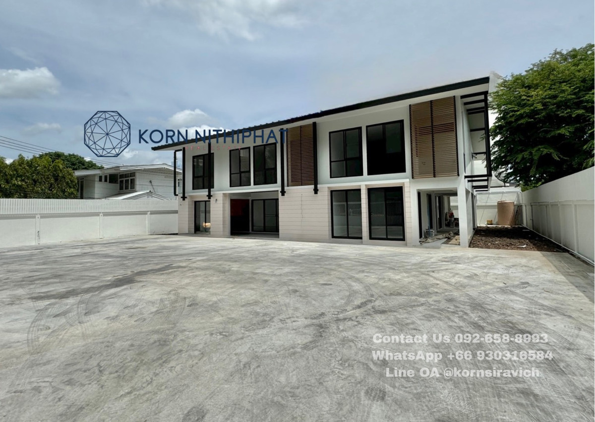 For RentRetail SpaceOnnut, Udomsuk : Single house for rent, doing business, Pridi Banomyong, Sukhumvit 71, parking for many cars.