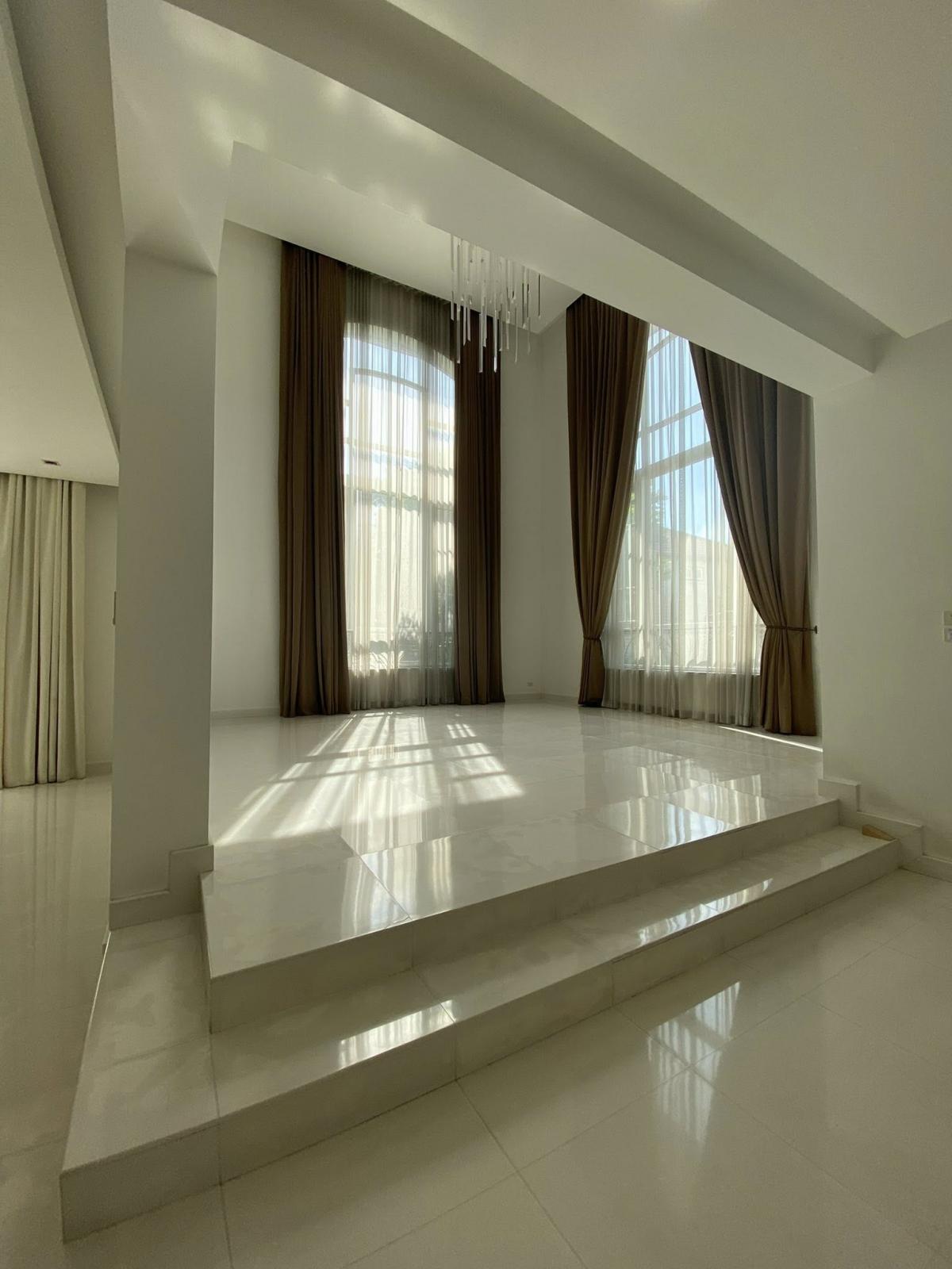 ขายบ้านแจ้งวัฒนะ เมืองทอง : 28/02/2026, คฤหาสน์หรู 4 ห้องนอน บนที่ดินกว่า 1 ไร่ ใกล้ IMPACT เมืองทองธานี 
บ้านสไตล์ Contemporary พร้อมสระว่ายน้ำและสิ่งอำนวยความสะดวกครบครัน