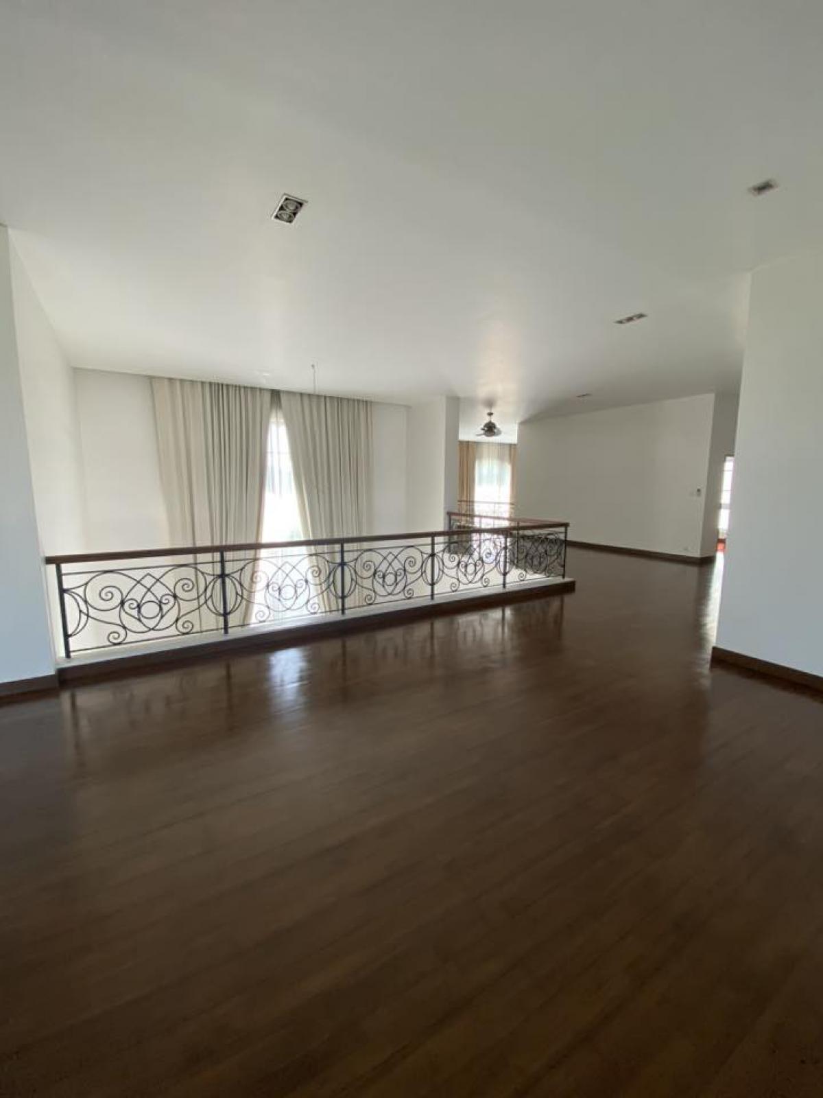 ขายบ้านแจ้งวัฒนะ เมืองทอง : 28/02/2026, คฤหาสน์หรู 4 ห้องนอน บนที่ดินกว่า 1 ไร่ ใกล้ IMPACT เมืองทองธานี 
บ้านสไตล์ Contemporary พร้อมสระว่ายน้ำและสิ่งอำนวยความสะดวกครบครัน