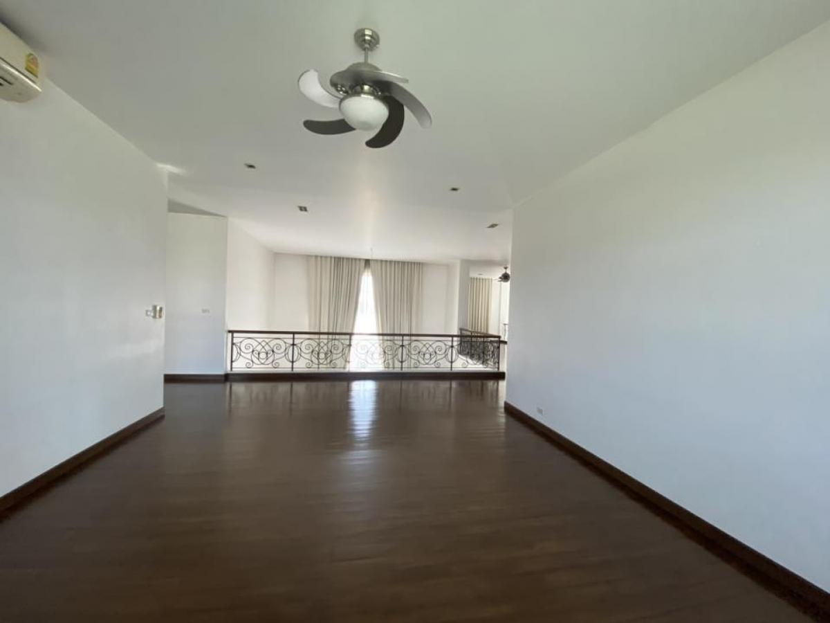 ขายบ้านแจ้งวัฒนะ เมืองทอง : 28/02/2026, คฤหาสน์หรู 4 ห้องนอน บนที่ดินกว่า 1 ไร่ ใกล้ IMPACT เมืองทองธานี 
บ้านสไตล์ Contemporary พร้อมสระว่ายน้ำและสิ่งอำนวยความสะดวกครบครัน