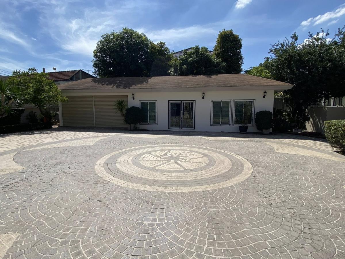 ขายบ้านแจ้งวัฒนะ เมืองทอง : 28/02/2026, คฤหาสน์หรู 4 ห้องนอน บนที่ดินกว่า 1 ไร่ ใกล้ IMPACT เมืองทองธานี 
บ้านสไตล์ Contemporary พร้อมสระว่ายน้ำและสิ่งอำนวยความสะดวกครบครัน