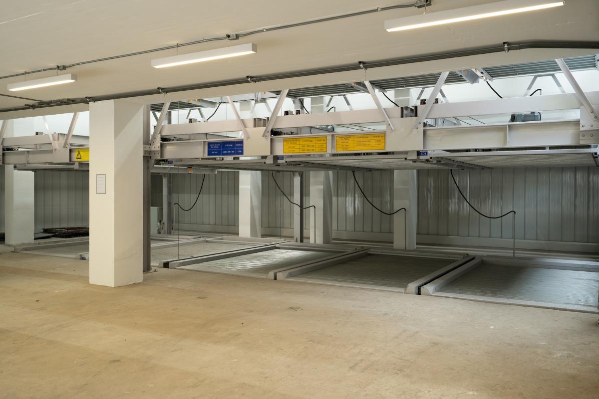 ขายสำนักงานพระราม 9 เพชรบุรีตัดใหม่ RCA : 28/02/2026, ตึกสำนักงานใจกลางพระราม 9 ใกล้รถไฟฟ้า ขนาดใหญ่ 1500 ตรม. พร้อมเช่าและขาย 
ลงทุนง่าย ผลตอบแทนดี ราคาพิเศษ 115 ล้าน พร้อมเช่า 630,000 บาทต่อเดือน