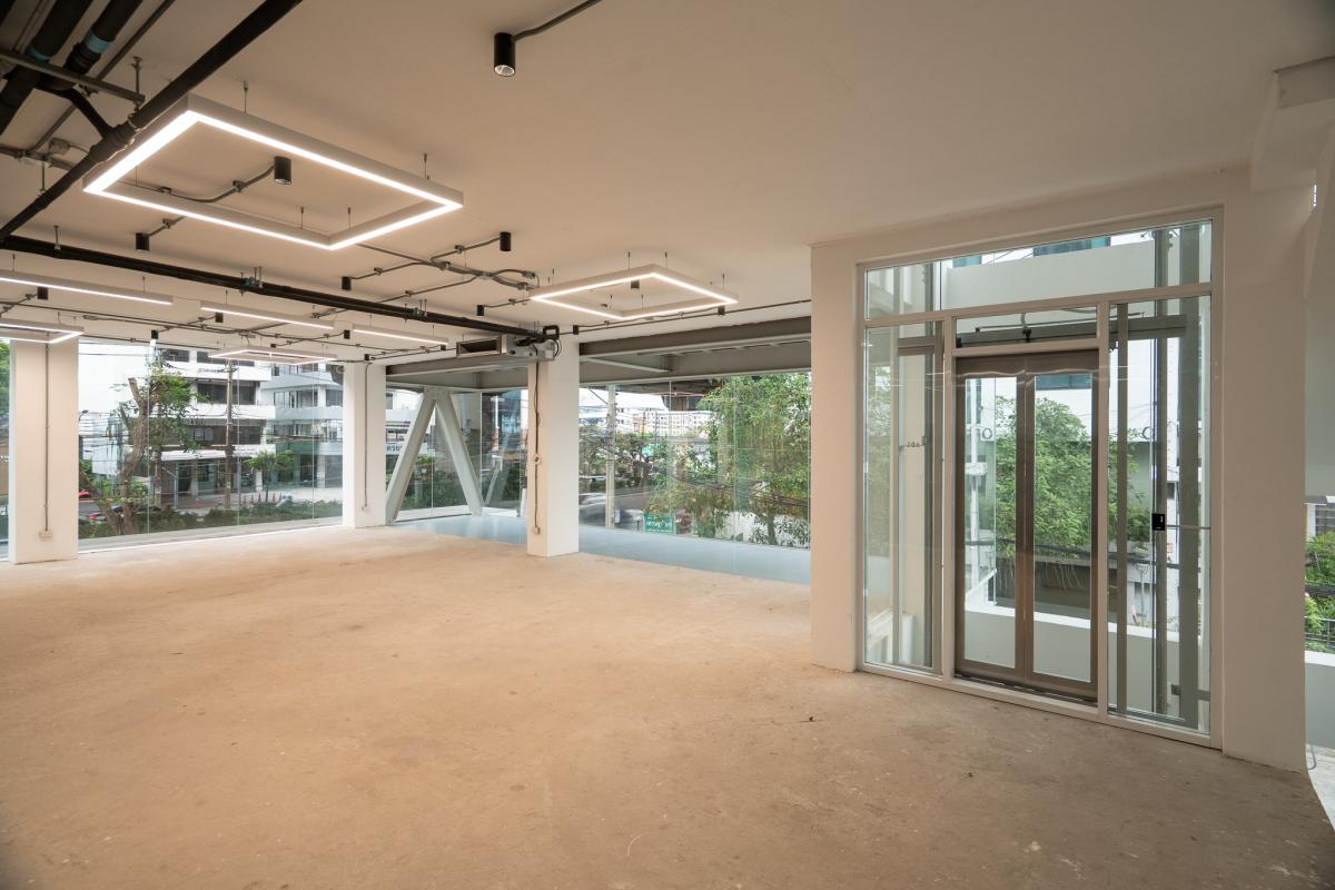 ขายสำนักงานพระราม 9 เพชรบุรีตัดใหม่ RCA : 28/02/2026, ตึกสำนักงานใจกลางพระราม 9 ใกล้รถไฟฟ้า ขนาดใหญ่ 1500 ตรม. พร้อมเช่าและขาย 
ลงทุนง่าย ผลตอบแทนดี ราคาพิเศษ 115 ล้าน พร้อมเช่า 630,000 บาทต่อเดือน