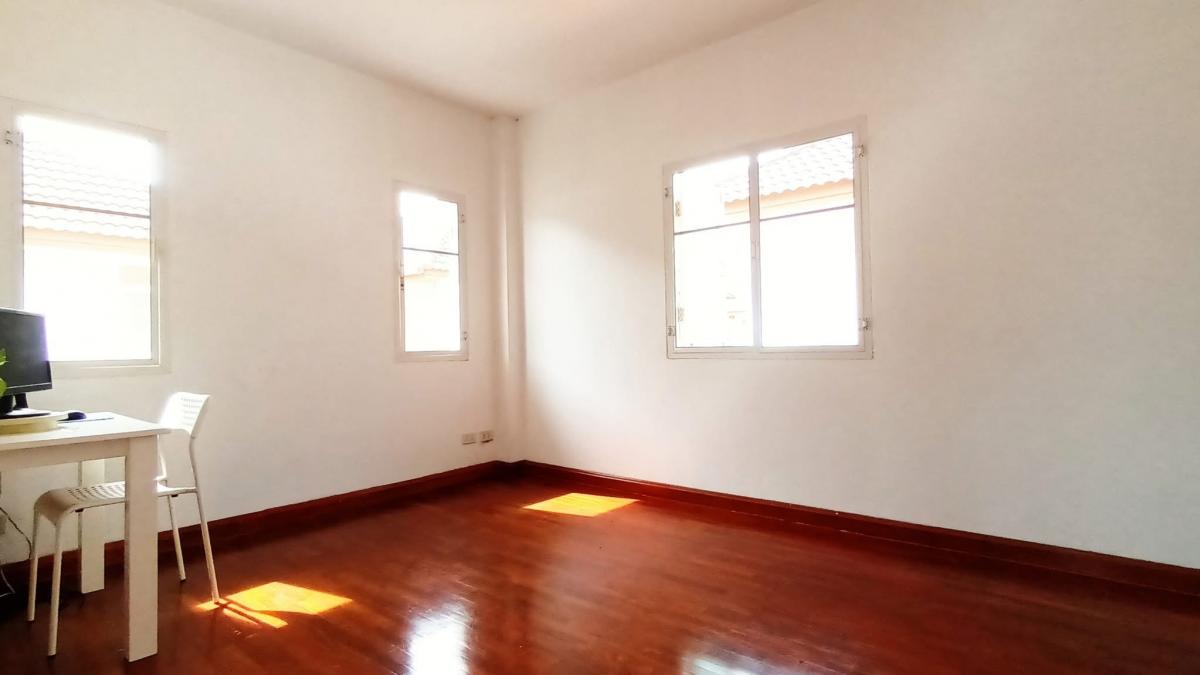 For SaleHouseLadprao101, Happy Land, The Mall Bang Kapi : 28/02/2026, Wasinee detached house, 3 bedrooms, 3 bathrooms, next to garden + swimming pool. 
Quiet, Lat Phrao 101, ready to move in, price 7.7 million.