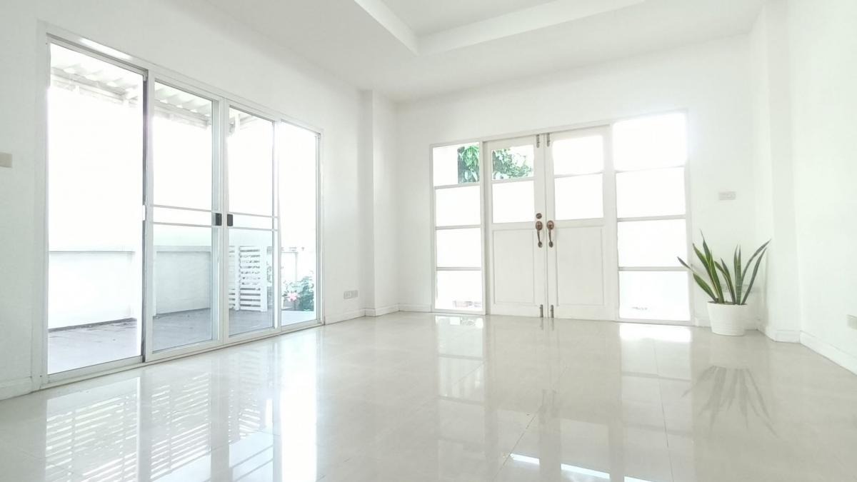For SaleHouseLadprao101, Happy Land, The Mall Bang Kapi : 28/02/2026, Wasinee detached house, 3 bedrooms, 3 bathrooms, next to garden + swimming pool. 
Quiet, Lat Phrao 101, ready to move in, price 7.7 million.