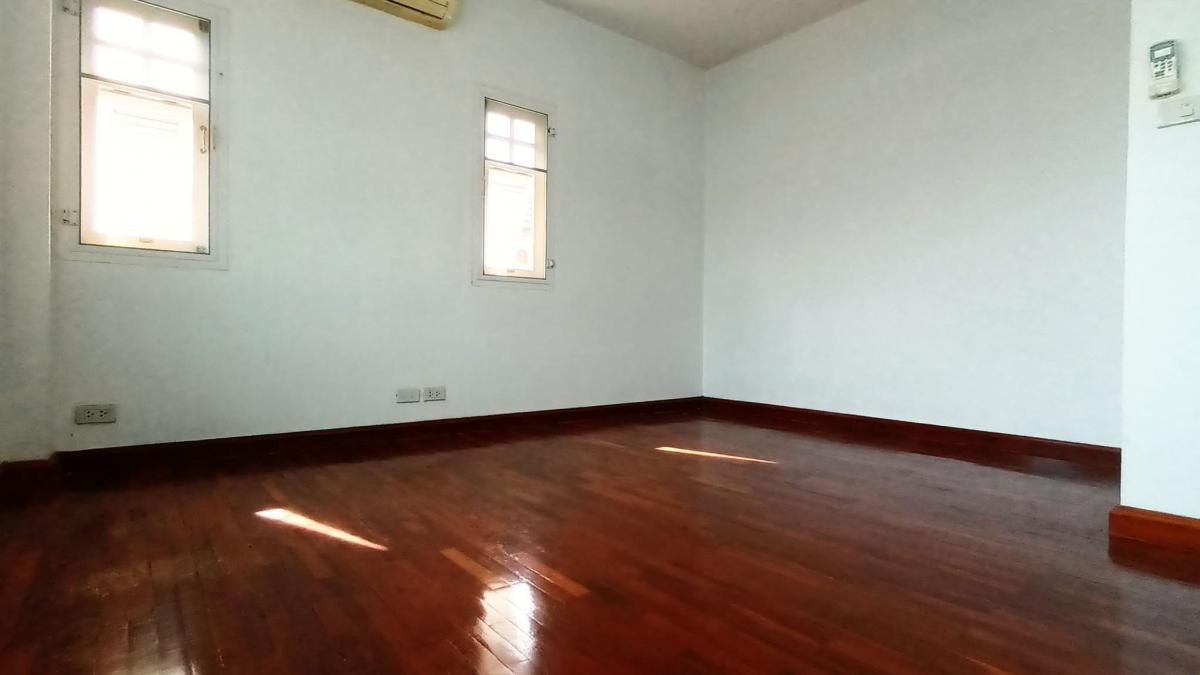 For SaleHouseLadprao101, Happy Land, The Mall Bang Kapi : 28/02/2026, Wasinee detached house, 3 bedrooms, 3 bathrooms, next to garden + swimming pool. 
Quiet, Lat Phrao 101, ready to move in, price 7.7 million.