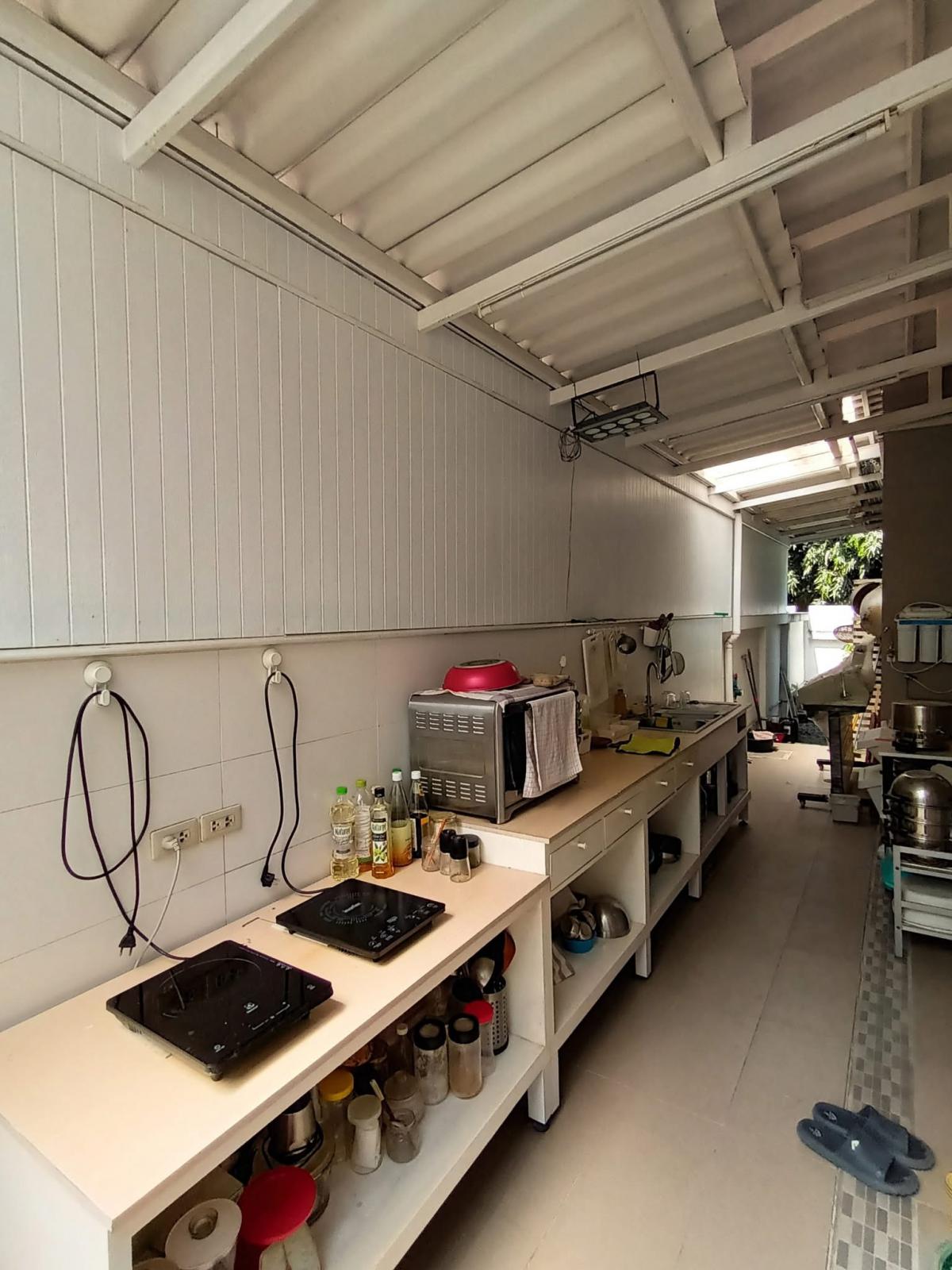 For SaleHouseLadprao101, Happy Land, The Mall Bang Kapi : 28/02/2026, Wasinee detached house, 3 bedrooms, 3 bathrooms, next to garden + swimming pool. 
Quiet, Lat Phrao 101, ready to move in, price 7.7 million.