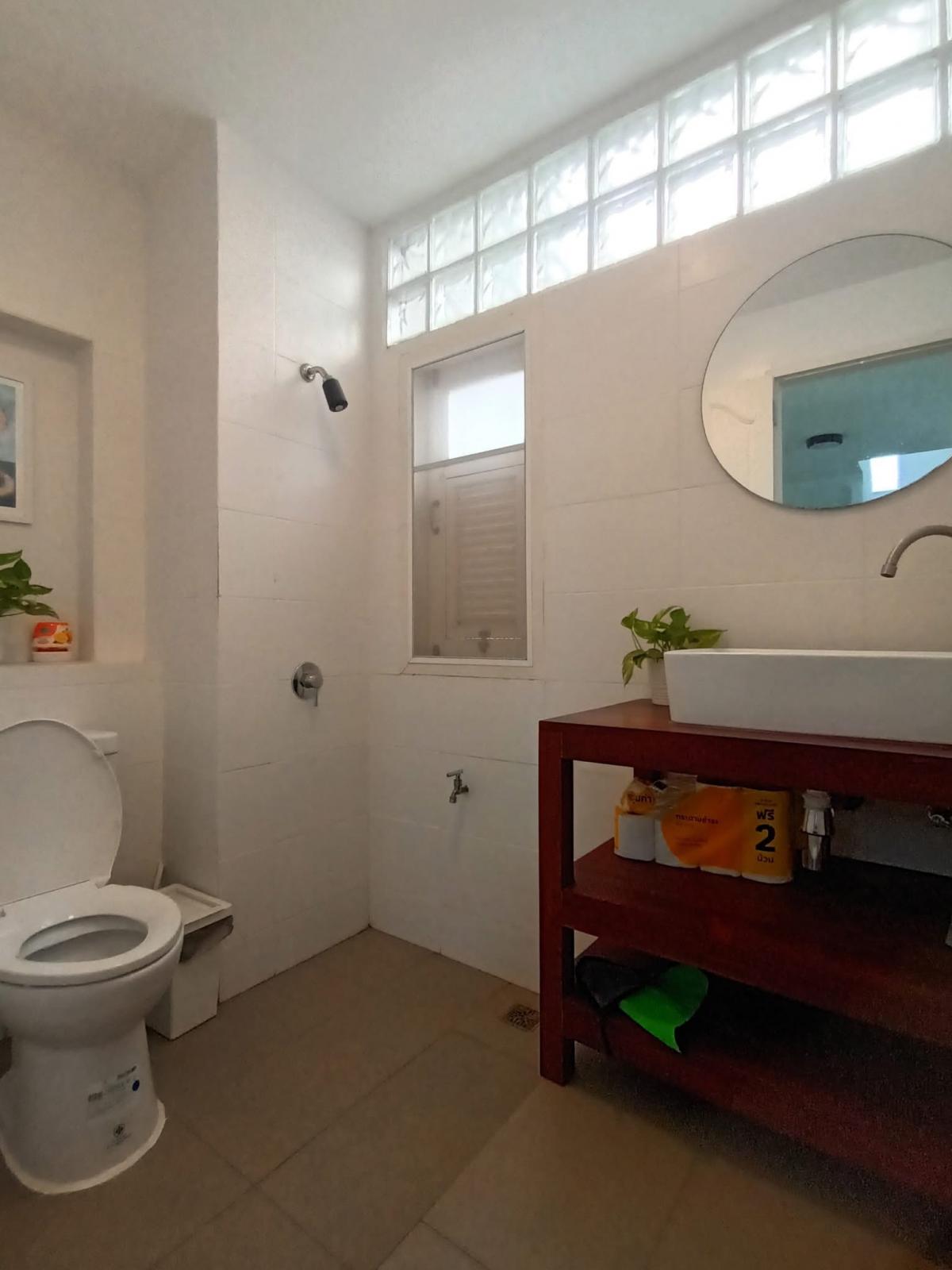 For SaleHouseLadprao101, Happy Land, The Mall Bang Kapi : 28/02/2026, Wasinee detached house, 3 bedrooms, 3 bathrooms, next to garden + swimming pool. 
Quiet, Lat Phrao 101, ready to move in, price 7.7 million.