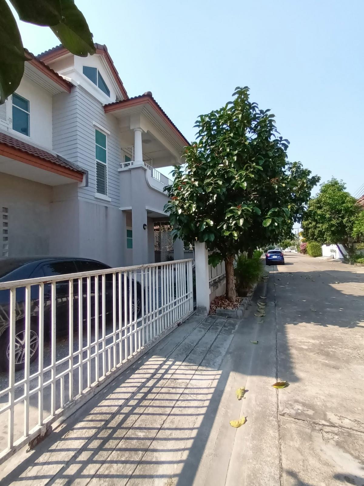 For SaleHouseLadprao101, Happy Land, The Mall Bang Kapi : 28/02/2026, Wasinee detached house, 3 bedrooms, 3 bathrooms, next to garden + swimming pool. 
Quiet, Lat Phrao 101, ready to move in, price 7.7 million.
